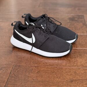 Nike Golf Shoes for Boys / Girls in Size 7Y - Gently Used